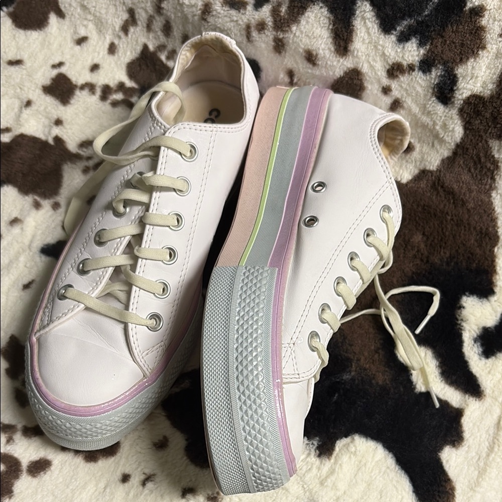 Converse All Stars 8.5 Women’s White Sneakers with Platform Rainbow Stripe Sole
